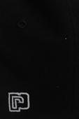 תמונת תקריב של Black Baseball Cap With Logo