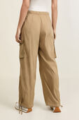 תמונת דוגמן אחורית של Lightweight Adjustable Mid-Rise Cargo Pant