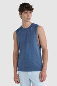 תמונת דוגמן קידמית של Metal Vent Tech Sleeveless Shirt