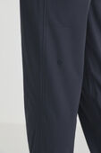 תמונת תקריב דוגמן של ABC Jogger Tall