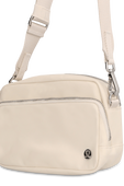 תמונת תקריב של Everywhere Crossbody Bag Metal Hardware