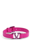 תמונה קידמית של צמיד עור עם לוגו מטאלי