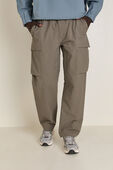 תמונת דוגמן קידמית של VersaTwill™ Relaxed-Fit Cargo Pant