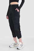 Front-Zip Mid-Rise Ruched Crop תמונת דוגמן קידמית של Front-Zip Mid-Rise Ruched Crop