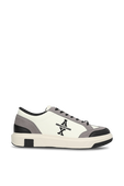 תמונה קידמית של נעלי סניקרס