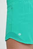 תמונת תקריב דוגמן של Hotty Hot High-Rise Lined Short 4
