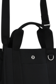 תמונת תקריב של Boxy Mini Tote Bag
