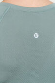 תמונת תקריב דוגמן של Swiftly Tech Long Sleeve Shirt 2.0 Race