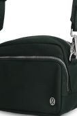 תמונת תקריב של Everywhere Crossbody Bag 2L Metal Hardware