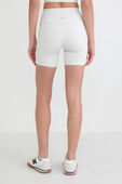 תמונת דוגמן אחורית של Align™ High-Rise Short 6