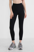 תמונת דוגמן קידמית של Align™ Ribbed High-Rise Crop 23