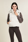 תמונת דוגמן קידמית של Wunder Puff Cropped Vest