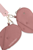 תמונת תקריב של Dual Pouch Wristlet Heart