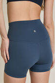 תמונת תקריב דוגמן של Align™ High-Rise Short 4