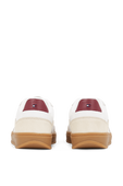 תמונת פנים של נעלי סניקרס