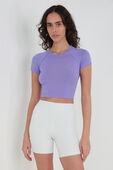 Swiftly Tech Cropped Short-Sleeve Shirt 2.0 תמונת דוגמן קידמית של Swiftly Tech Cropped Short-Sleeve Shirt 2.0