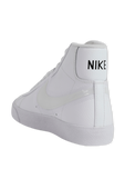 תמונה אחורית של Nike Blazer Mid 77 in White