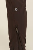 תמונת תקריב דוגמן של Adapted State High-Rise Jogger