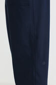 תמונת תקריב דוגמן של ABC Jogger Shorter