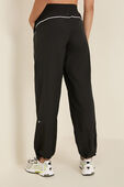 תמונת דוגמן אחורית של License to Train Mid-Rise Lightweight Jogger