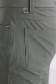 תמונת תקריב דוגמן של ABC Slim-Fit 5 Pocket Pant 32" Warpstreme