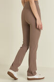 תמונת דוגמן אחורית של Smooth Fit Pull-On High-Rise Pant