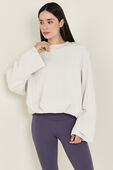 Softstreme™ Voluminous-Sleeve Pullover תמונת דוגמן קידמית של Softstreme™ Voluminous-Sleeve Pullover