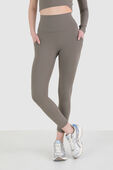 Align High-Rise Crop 23'' *Pockets תמונת דוגמן קידמית של Align High-Rise Crop 23'' *Pockets