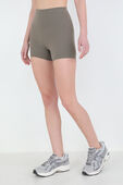 תמונת דוגמן קידמית של Align™ High-Rise Short 4