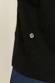 תמונת תקריב דוגמן של Cashmere Slim-Fit Cardigan
