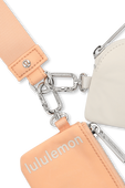 תמונת תקריב של Dual Pouch Wristlet