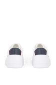 תמונת תקריב של נעלי סניקרס