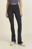 תמונת דוגמן קידמית של Align™ Mini-Flare Pant *Regular