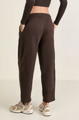 תמונת דוגמן אחורית של Scuba Mid-Rise Barrel-Leg Pant 7/8 Length