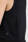 תמונת תקריב דוגמן של Sculpt Crop Tank