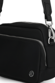 תמונת תקריב של Everywhere Crossbody Bag 2L Metal Hardware