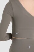 תמונת תקריב דוגמן של Align™ Asymmetrical Long-Sleeve Shirt B/C Cups