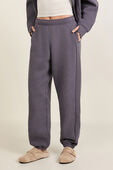 Scuba Mid-Rise Oversized Jogger *Regular תמונת דוגמן קידמית של Scuba Mid-Rise Oversized Jogger *Regular