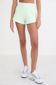 תמונת דוגמן קידמית של Ribbed Softstreme High-Rise Short 3