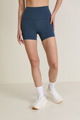 Align™ High-Rise Short 4 תמונת דוגמן קידמית של Align™ High-Rise Short 4