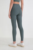 תמונת דוגמן אחורית של Align™ Ribbed High-Rise 25