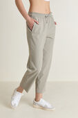 Tapered-Leg Mid-Rise Crop 25" *Luxtreme תמונת דוגמן קידמית של Tapered-Leg Mid-Rise Crop 25" *Luxtreme