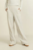 תמונת דוגמן קידמית של Stretch Woven Wide-Leg High-Rise Pant