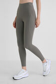 תמונת דוגמן קידמית של Fast and Free High-Rise Tight 25