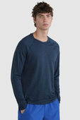 תמונת דוגמן קידמית של Metal Vent Tech Long-Sleeve Shirt