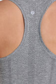 תמונת תקריב דוגמן של Swiftly Tech Racerback Tank 2.0