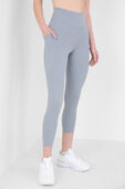 Fast and Free High-Rise Crop 23" *Pockets תמונת דוגמן קידמית של Fast and Free High-Rise Crop 23" *Pockets
