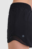 תמונת תקריב דוגמן של ``Hotty Hot High-Rise Lined Short 4