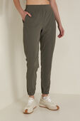 תמונת דוגמן קידמית של Adapted State High-Rise Jogger