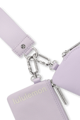 תמונת תקריב של Dual Pouch Wristlet
